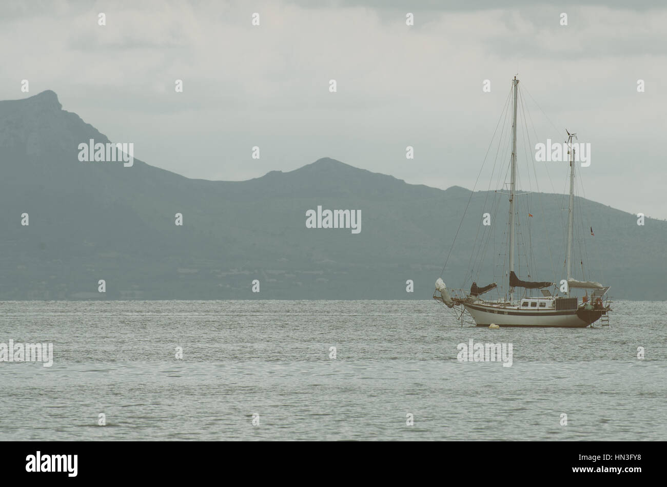 Motoryacht mit Solarzellen in der Bucht am Morgen. Stockfoto