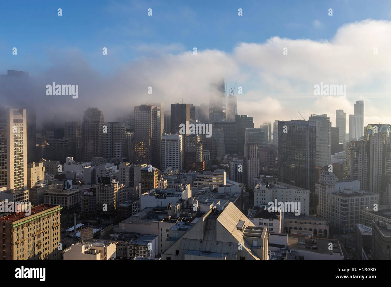 San Francisco, Kalifornien, USA - 14. Januar 2017: Morgen Nebel verleihen die Innenstadt von Türmen und San Francisco Bay. Stockfoto