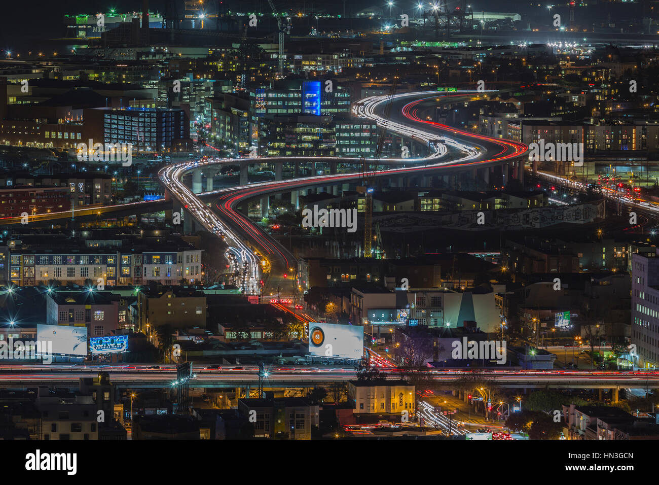 San Francisco, Kalifornien, USA - 13. Januar 2017: Nachtverkehr am Ende der Autobahn 280 südlich der Innenstadt. Stockfoto