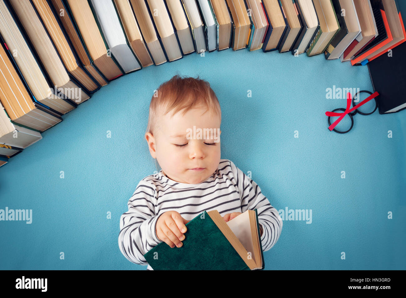 1 Jahr altes Baby mit Spectackles und Bücher Stockfoto