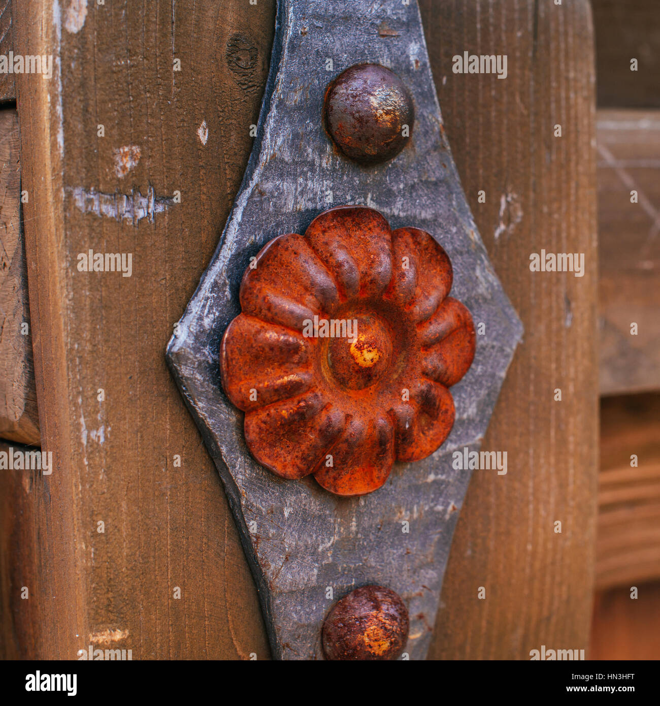 Schmiedeteilen auf alten Holzoberflächen Stockfoto