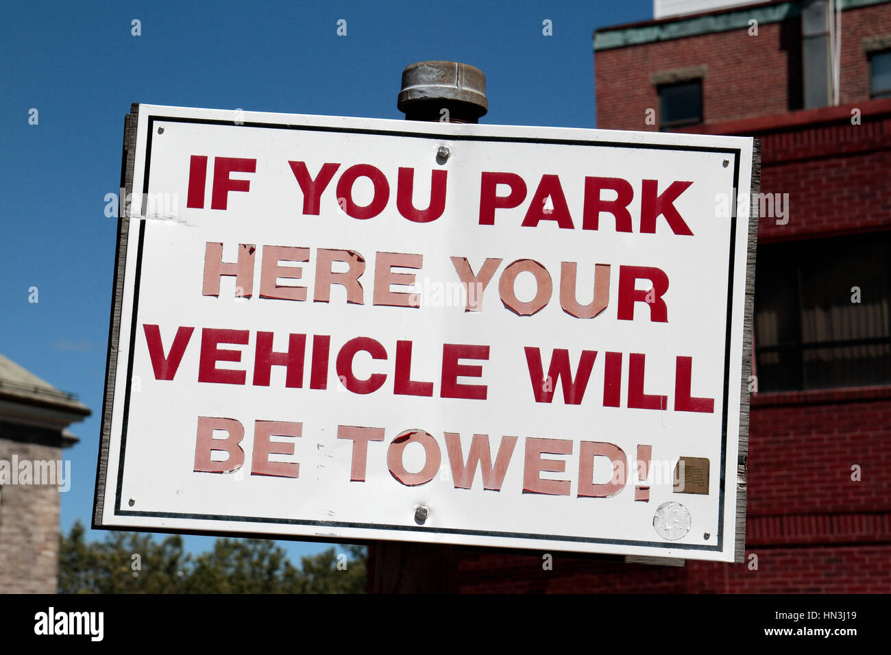 "Wenn Sie hier parken wird Ihr Fahrzeug abgeschleppt werden" Zeichen in Salem, Massachusetts, USA. Stockfoto