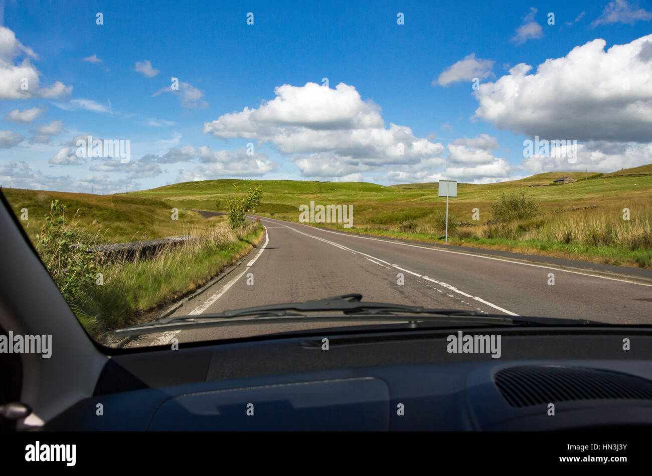 Blick durchs Auto Windschutzscheibe durch die Landschaft fahren Stockfoto