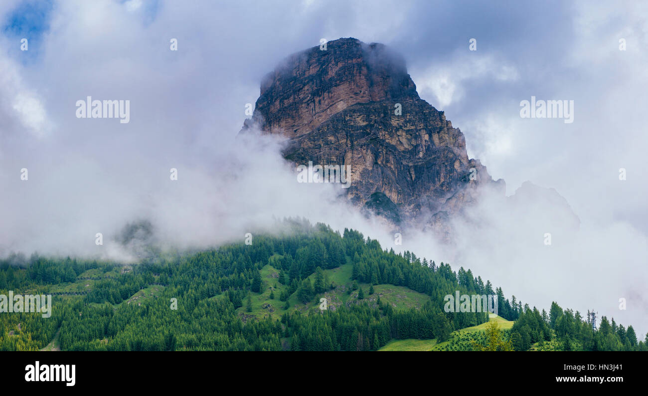 Berg in den Wolken Stockfoto