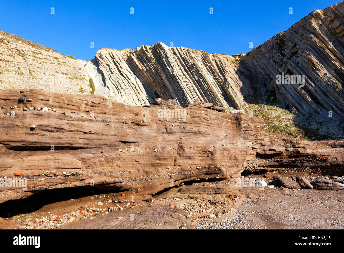 Tunelboca zementiert Strand von Biskay, Spanien. Sampleof das Anthropozän Ära Alter, mit einer 7 m Schicht aus industriellen Ablagerungen an der Küste Stockfoto
