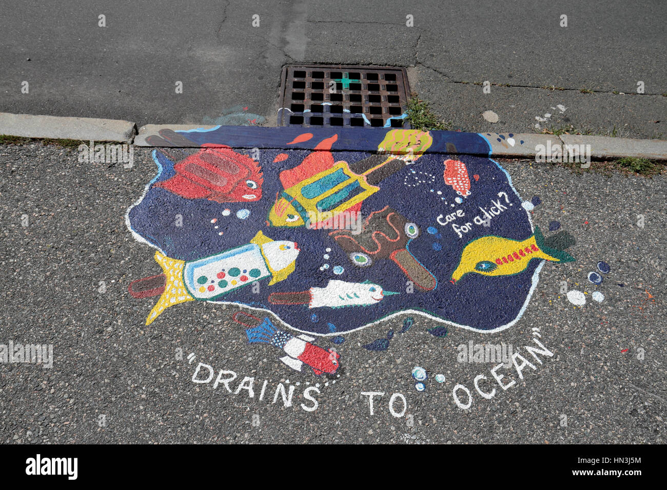 Bemalte Abfluss Abdeckung und Surround-Sound, Teil des Projekts "SmART Salem Drain" Kunst im öffentlichen Raum in Salem, Massachusetts, USA. Stockfoto