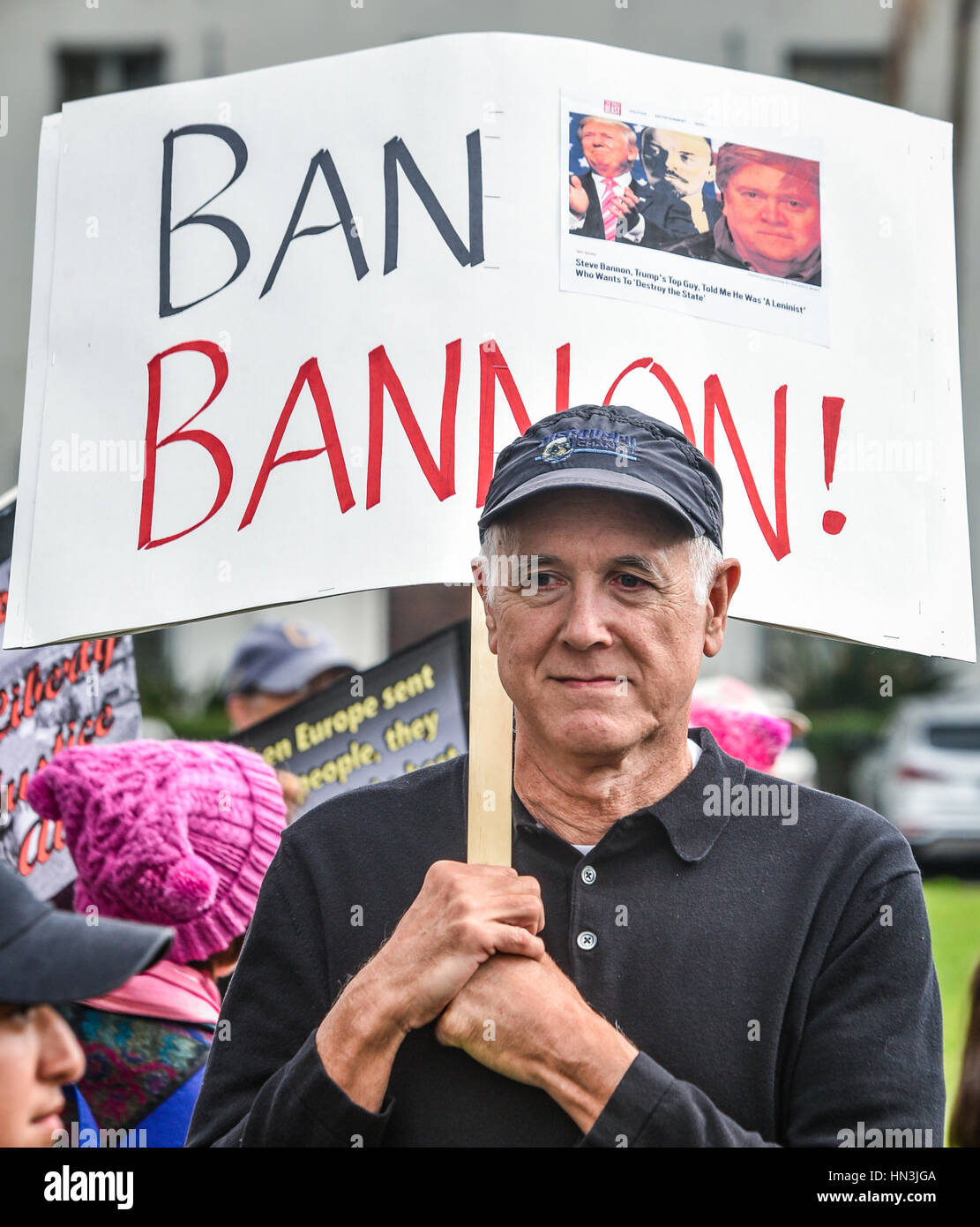 Demonstrator mit einem Schild "Verbot Bannon" bei einer muslimischen Reiseverbot Anti-Rallye in Santa Barbara, Kalifornien Stockfoto