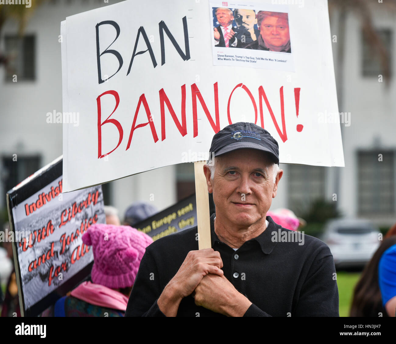 Demonstrator mit einem Schild "Verbot Bannon" bei einer muslimischen Reiseverbot Anti-Rallye in Santa Barbara, Kalifornien Stockfoto