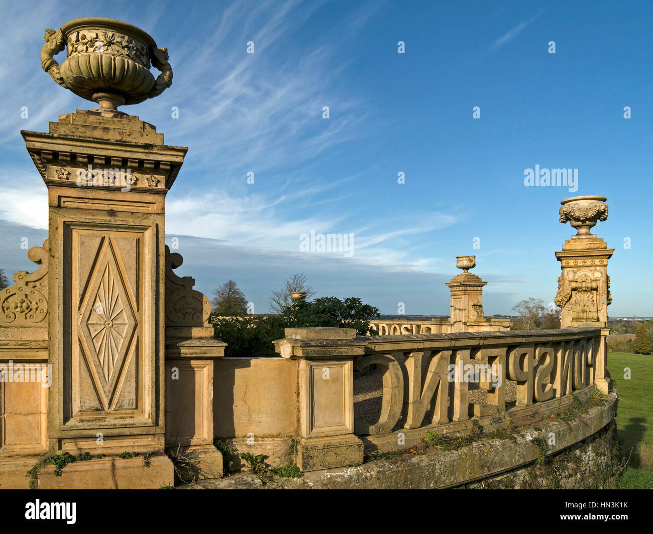 Reich verzierte Steinbalustrade mit Schriftzug, Ashby House Schlossgarten, Schloss Ashby, Northamptonshire, England, UK Stockfoto
