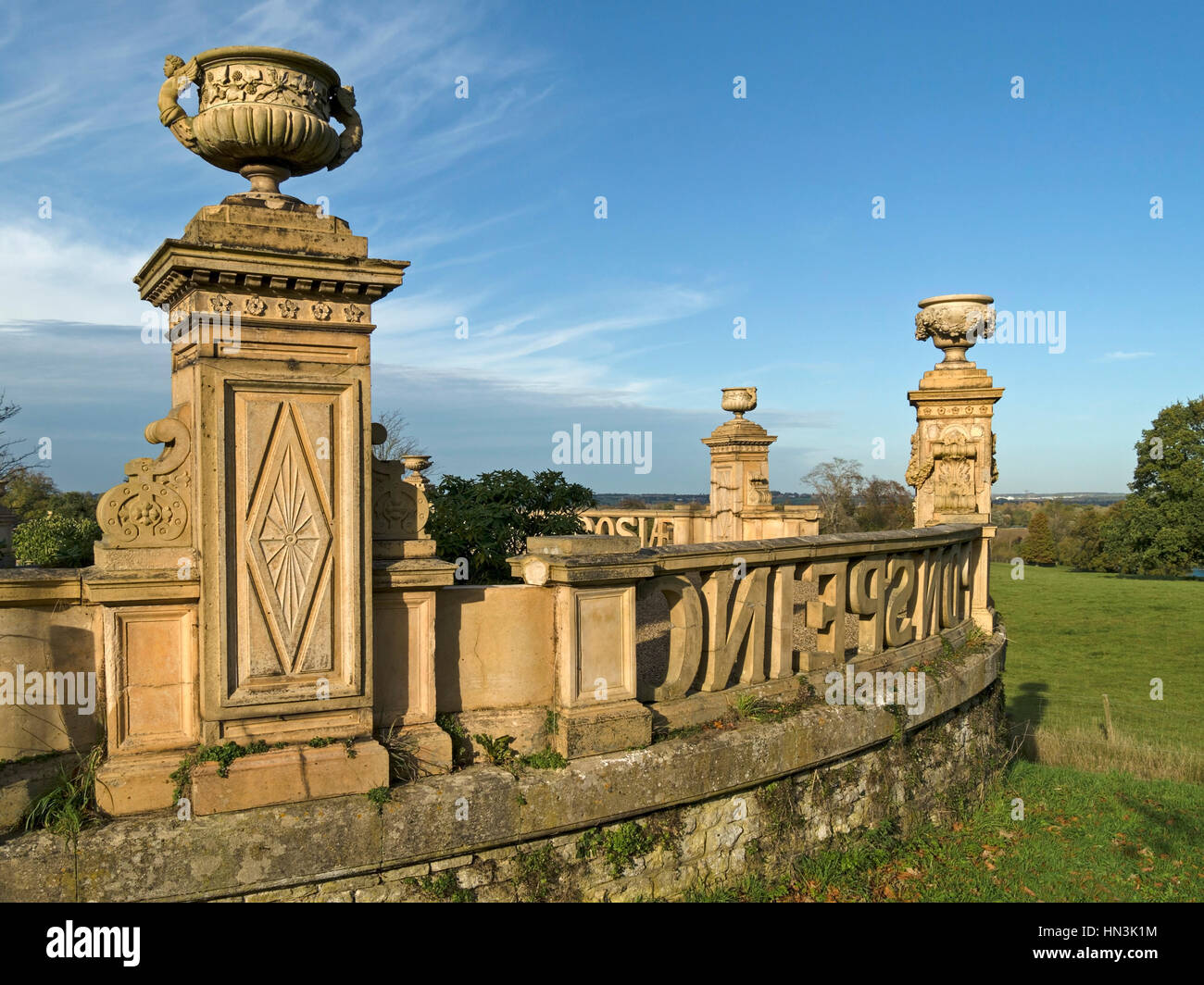 Reich verzierte Steinbalustrade mit Schriftzug, Ashby House Schlossgarten, Schloss Ashby, Northamptonshire, England, UK Stockfoto