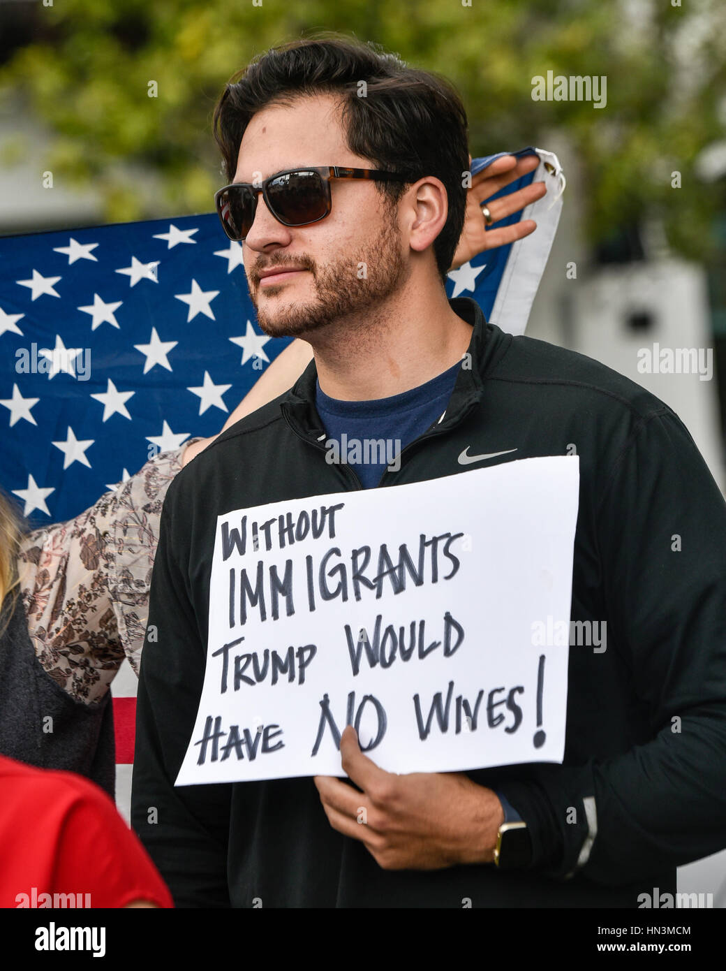 Ein Demonstrant bei einer muslimischen Reiseverbot Anti-Rallye in Santa Barbara, Kalifornien Stockfoto