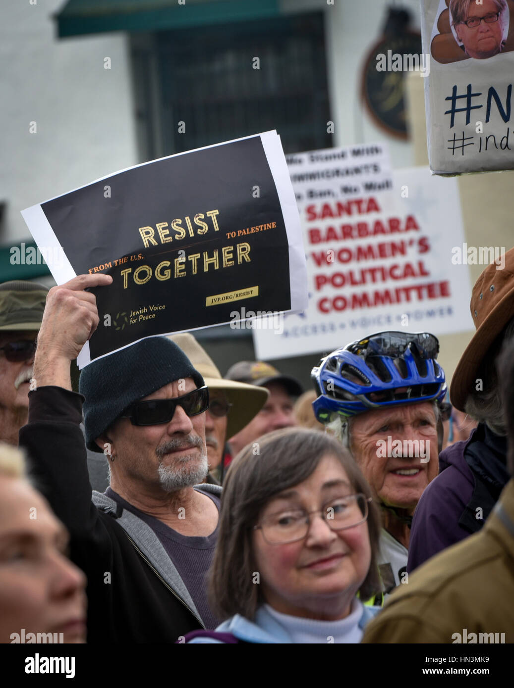 Demonstranten mit einem Schild an einer muslimischen Reiseverbot Anti-Rallye in Santa Barbara, Kalifornien Stockfoto