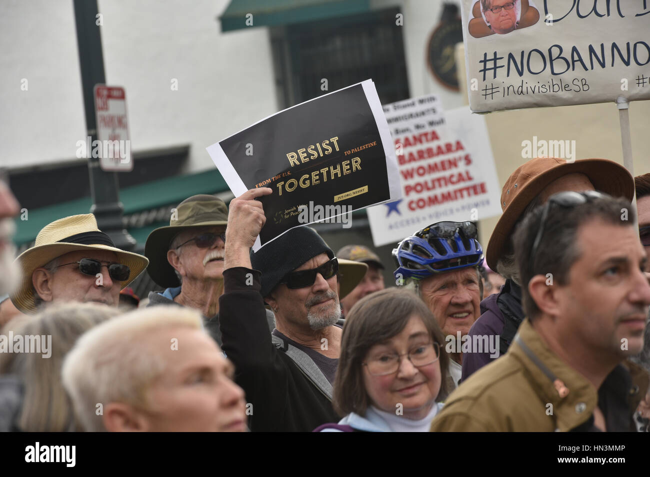 Demonstranten mit einem Schild an einer muslimischen Reiseverbot Anti-Rallye in Santa Barbara, Kalifornien Stockfoto