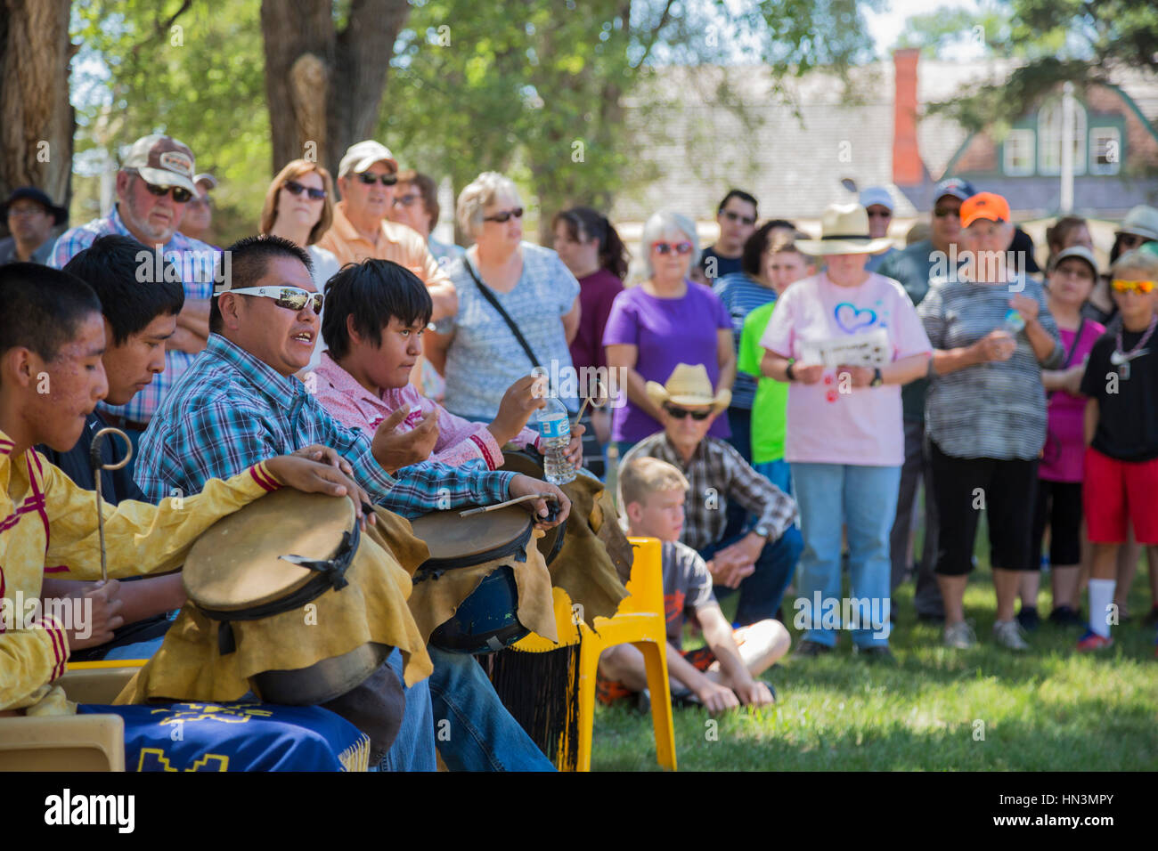 Fort Stanton, New Mexico - Mescalero Apache Drummer Höchstleistungen "Fort Stanton Live!," eine jährliche lebende Geschichte Programm. Die Armee erbaute Fort Stanton Stockfoto