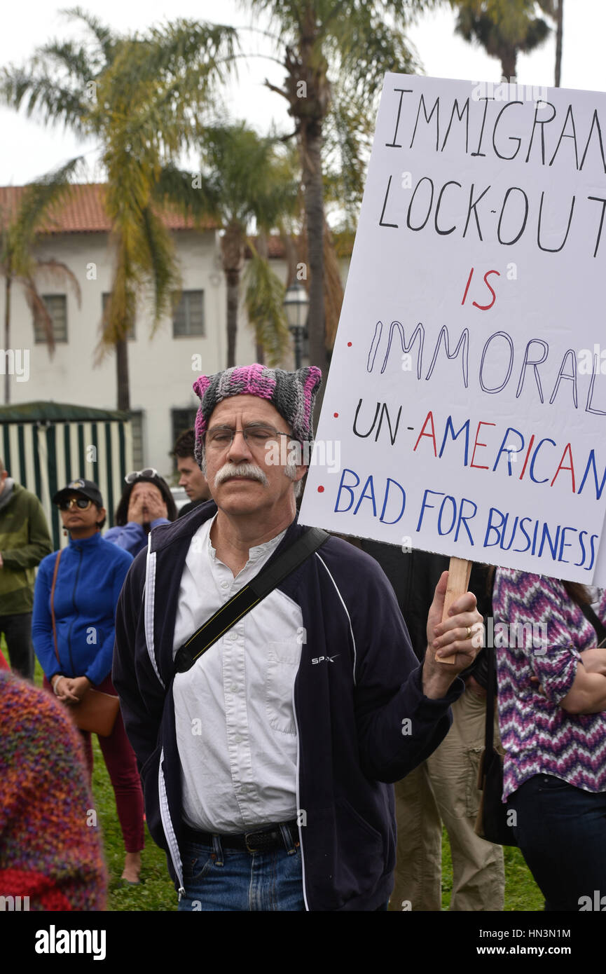 Demonstranten auf einer muslimischen Reiseverbot Anti-Rallye in Santa Barbara, Kalifornien Stockfoto