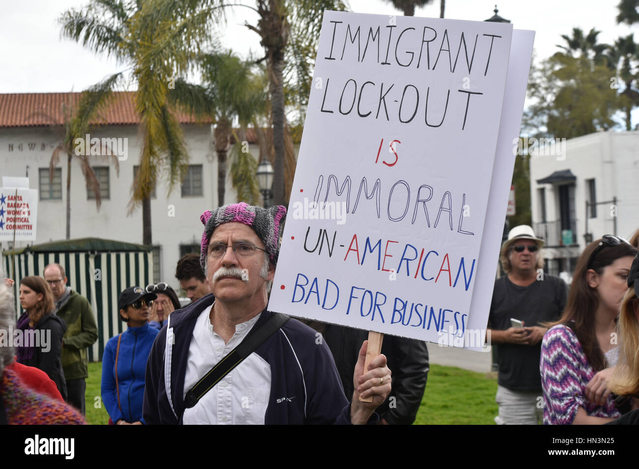 Demonstranten auf einer muslimischen Reiseverbot Anti-Rallye in Santa Barbara, Kalifornien Stockfoto