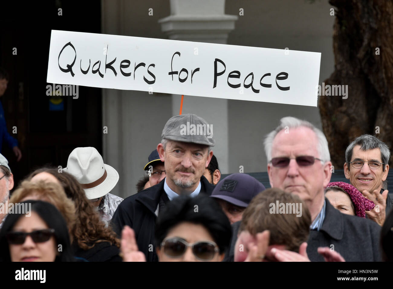 Demonstranten auf einer muslimischen Reiseverbot Anti-Rallye in Santa Barbara, Kalifornien Stockfoto