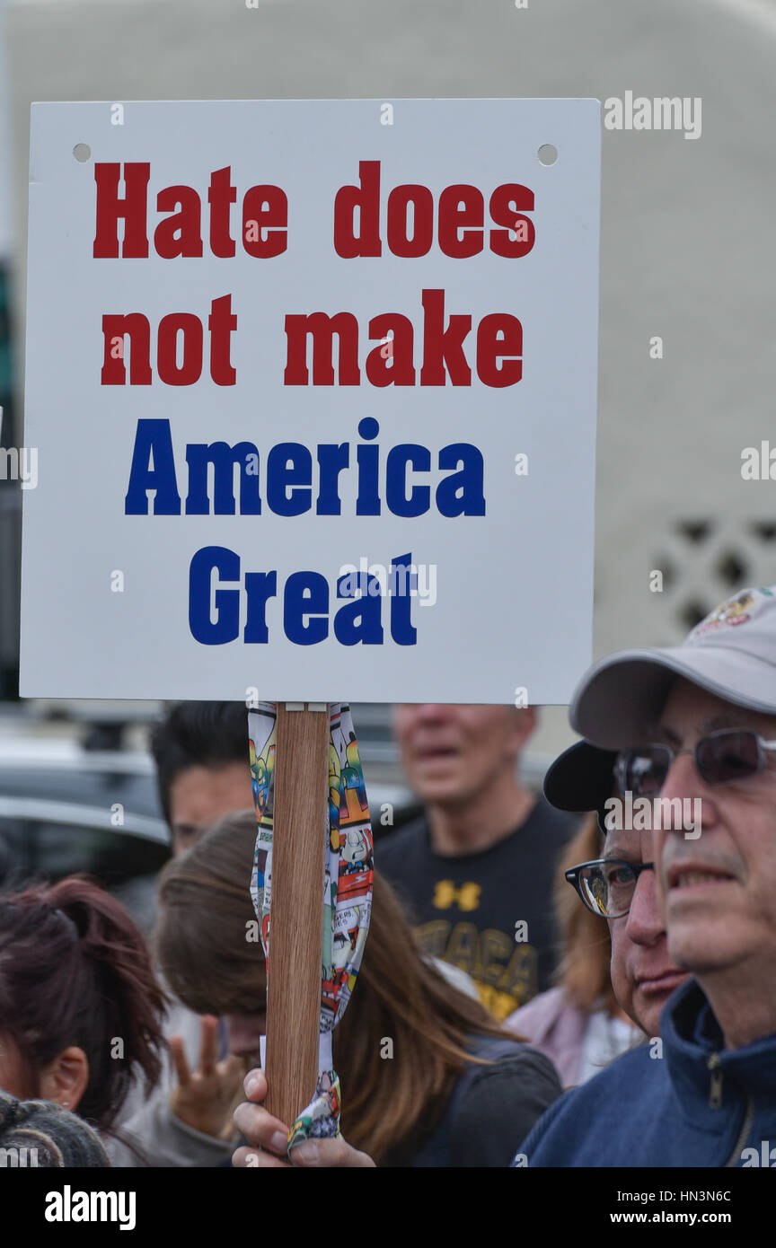 Demonstranten auf einer muslimischen Reiseverbot Anti-Rallye in Santa Barbara, Kalifornien Stockfoto
