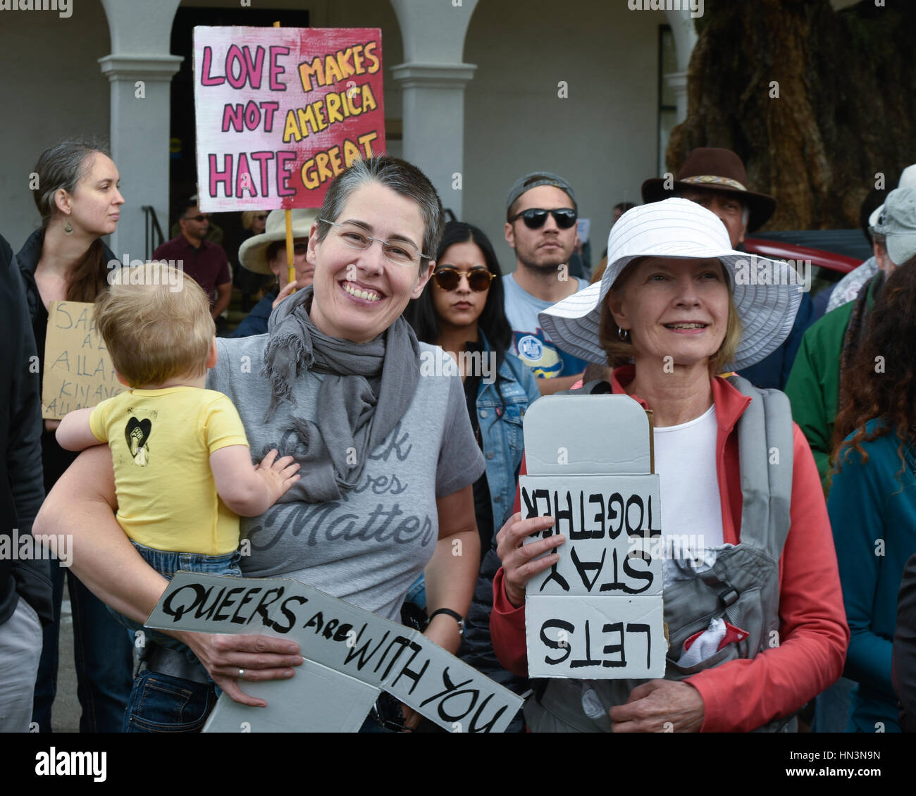 Demonstranten mit Anzeichen auf eine Anti-muslimischen Reiseverbot Kundgebung in Santa Barbara, Kalifornien Stockfoto