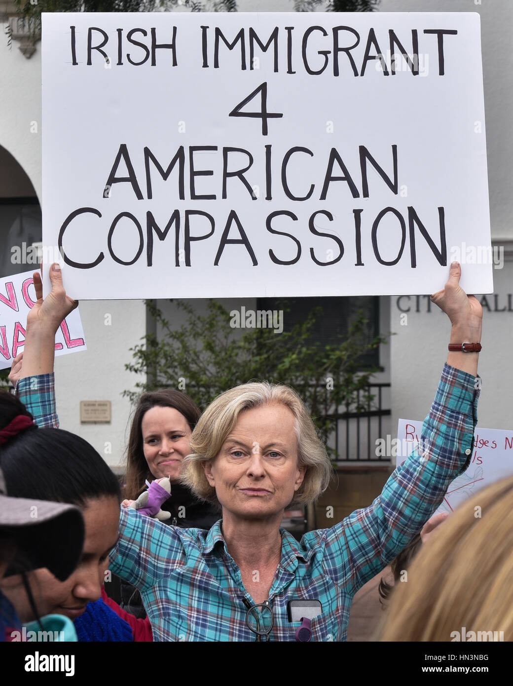 Ein irischer Einwanderer in einer muslimischen Reiseverbot Anti-Rallye in Santa Barbara, Kalifornien Stockfoto