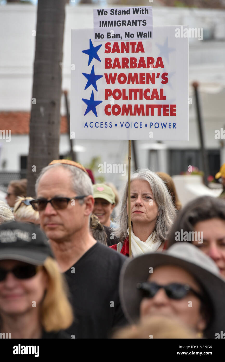 Demonstranten mit Anzeichen auf eine Anti-muslimischen Reiseverbot Kundgebung in Santa Barbara, Kalifornien Stockfoto