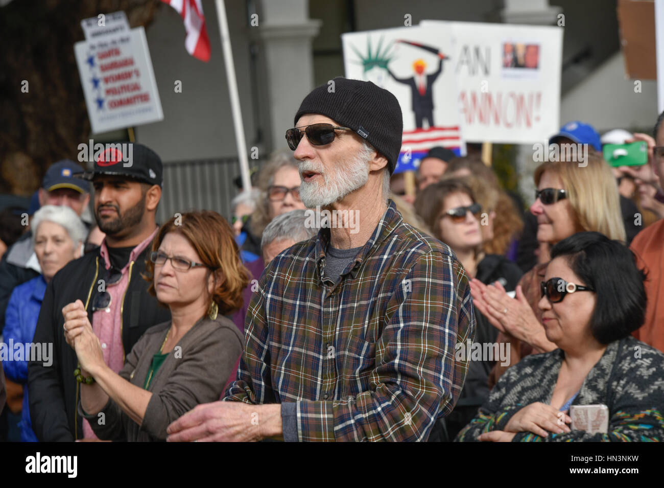 Demonstranten mit Anzeichen auf eine Anti-muslimischen Reiseverbot Kundgebung in Santa Barbara, Kalifornien Stockfoto