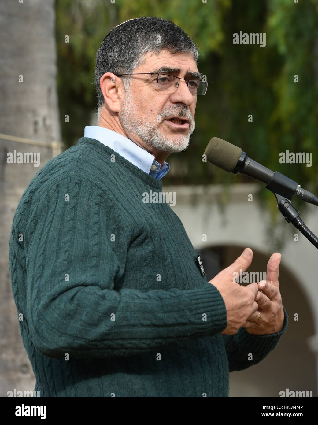 Rabbi Arthur Brutto Schäfer, Gemeinde Bna'i Brith, anlässlich einer muslimischen Reiseverbot Anti-Rallye in Santa Barbara, Kalifornien Stockfoto