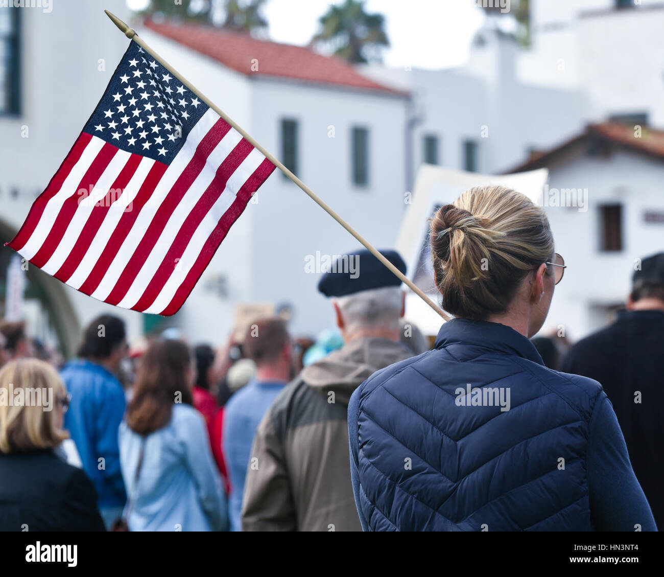 Eine Frau zeigt, trägt die amerikanische Flagge bei einer muslimischen Reiseverbot Anti-Rallye in Santa Barbara, CA Stockfoto