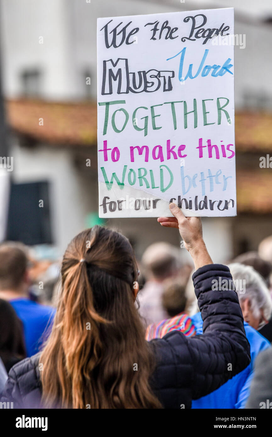 Demonstranten auf einer muslimischen Reiseverbot Anti-Rallye in Santa Barbara, Kalifornien Stockfoto