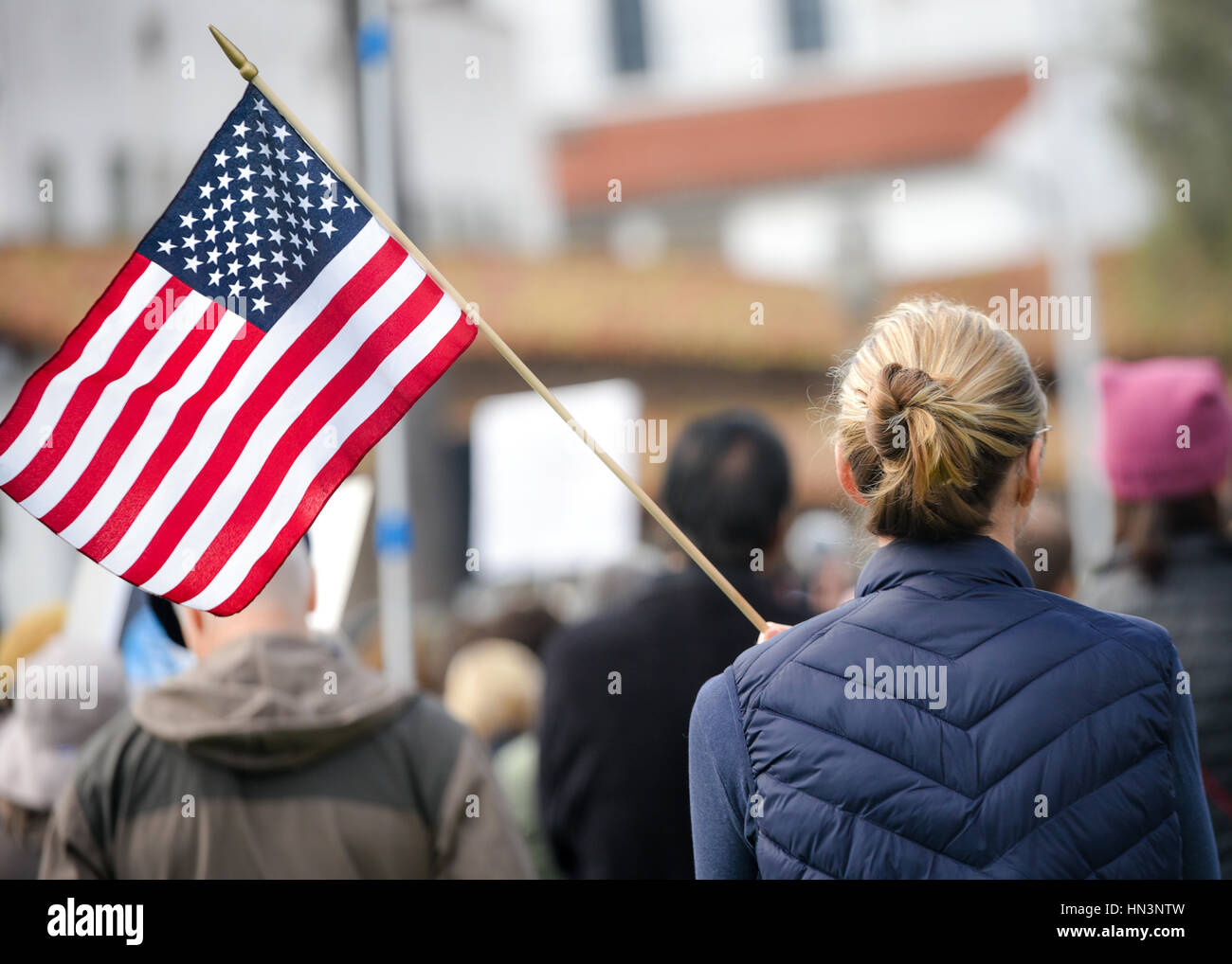 Eine Frau zeigt, trägt die amerikanische Flagge bei einer muslimischen Reiseverbot Anti-Rallye in Santa Barbara, CA Stockfoto