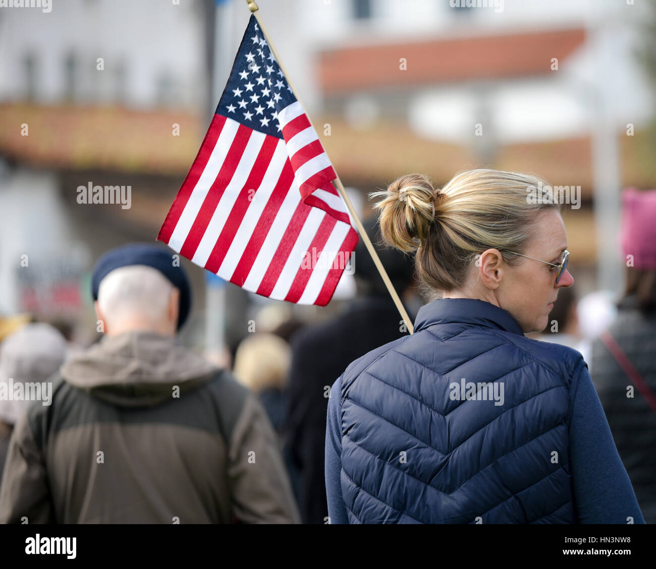 Eine Frau zeigt, trägt die amerikanische Flagge bei einer muslimischen Reiseverbot Anti-Rallye in Santa Barbara, CA Stockfoto