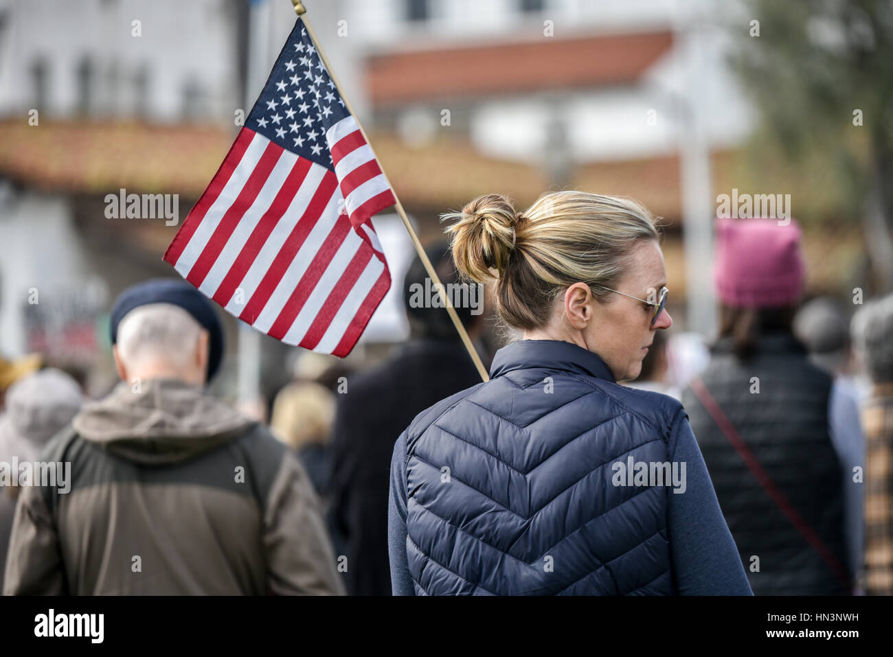 Eine Frau zeigt, trägt die amerikanische Flagge bei einer muslimischen Reiseverbot Anti-Rallye in Santa Barbara, CA Stockfoto