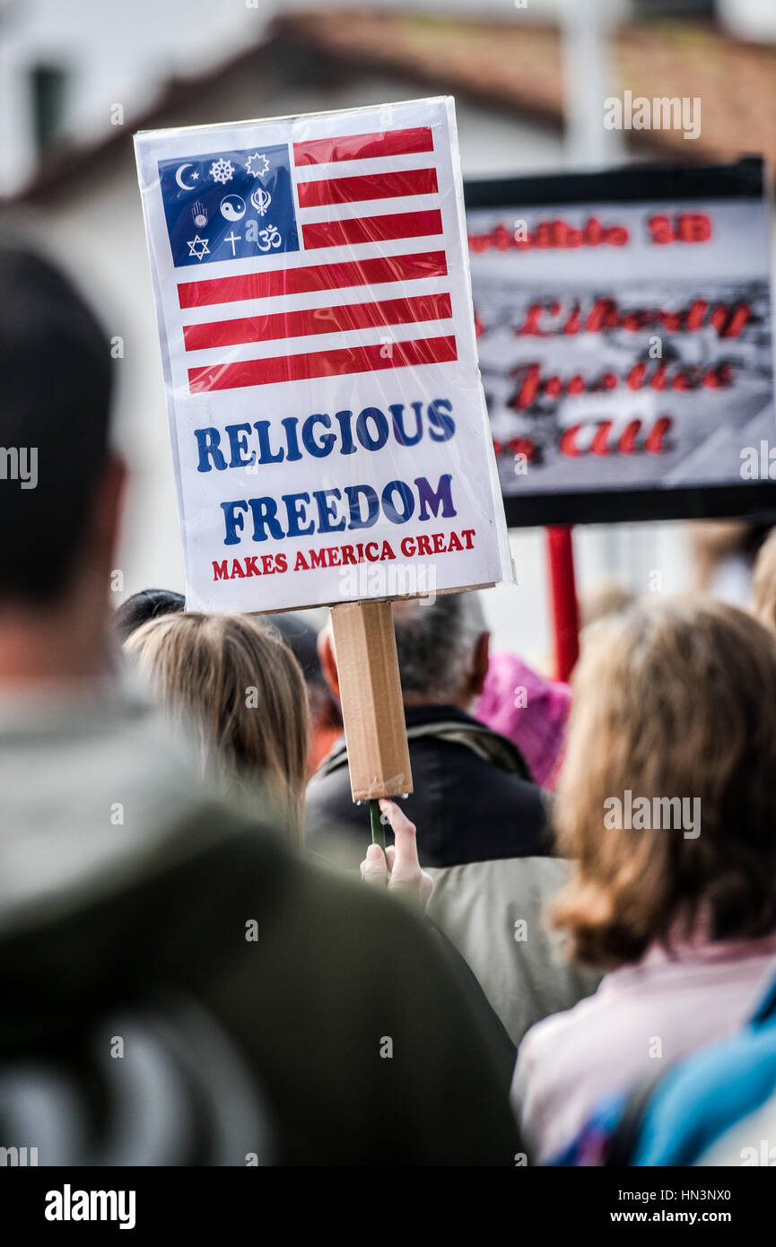 Demonstranten auf einer muslimischen Reiseverbot Anti-Rallye in Santa Barbara, Kalifornien Stockfoto