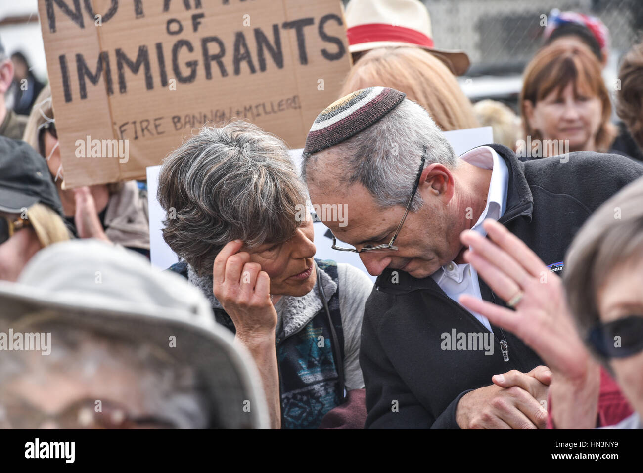 Rabbi Steve Cohen Kongregation Bna'i Brith, anlässlich einer muslimischen Reiseverbot Anti-Rallye in Santa Barbara, Kalifornien Stockfoto