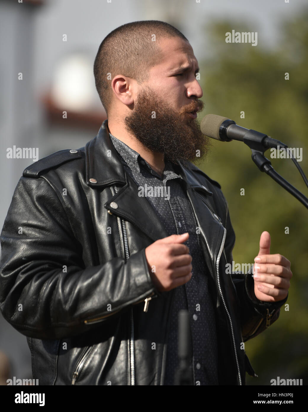 Santa Barbara-Gemeinde-Aktivist der gesegneten Baum Stiftung, anlässlich einer muslimischen Reiseverbot Anti-Rallye in Santa Barbara, Stockfoto