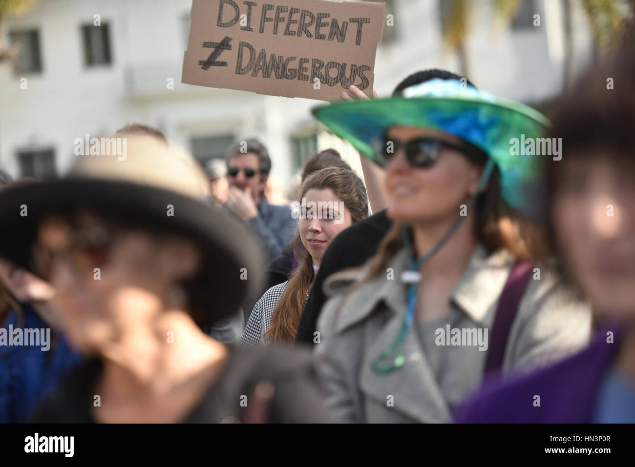 Demonstranten auf einer muslimischen Reiseverbot Anti-Rallye in Santa Barbara, Kalifornien Stockfoto