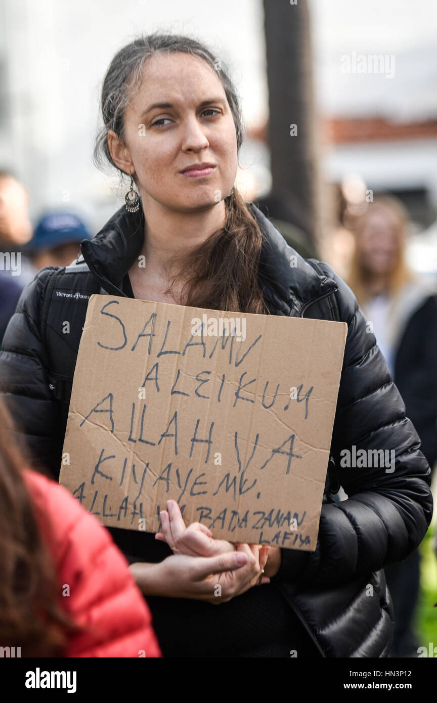 Ein Demonstrator Durchführung ein Zeichen des Friedens in einer muslimischen Reiseverbot Anti-Rallye in Santa Barbara, Kalifornien Stockfoto