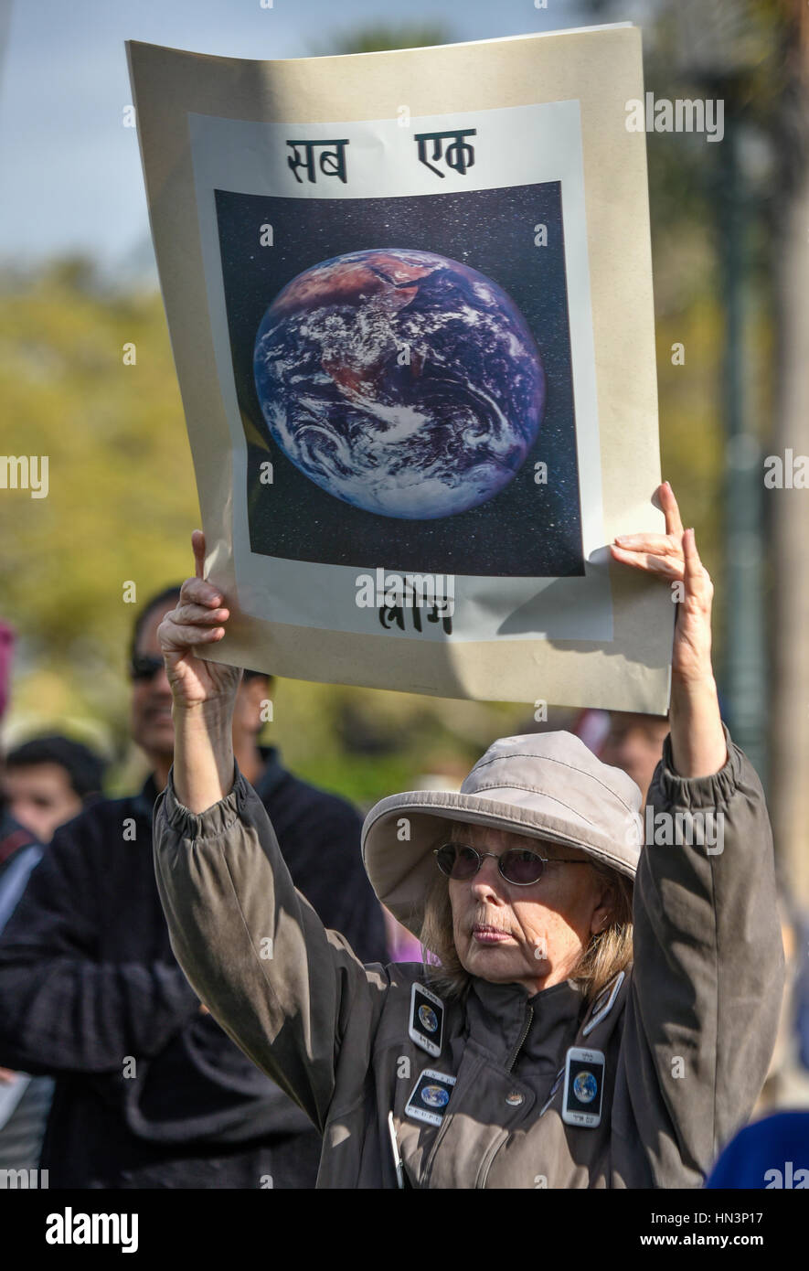 Ein Demonstrator mit einem Schild an einer muslimischen Reiseverbot Anti-Rallye in Santa Barbara, Kalifornien Stockfoto