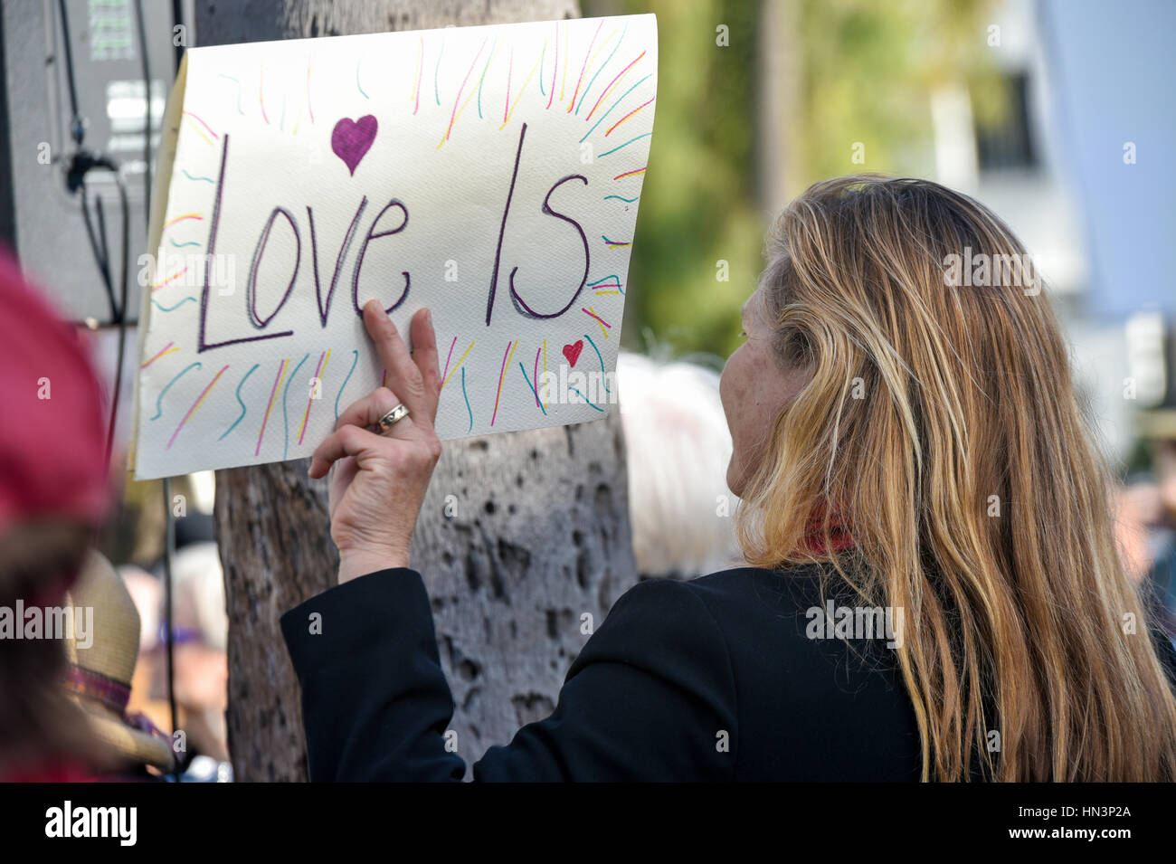 Demonstrator tragen eine "Liebe ist" Zeichen an einer muslimischen Reiseverbot Anti-Rallye in Santa Barbara, Kalifornien Stockfoto