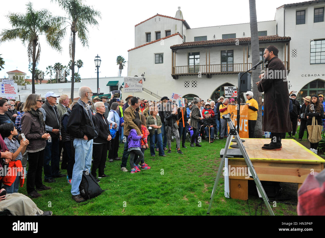 Santa Barbara Imam, Yama Niazi, der gesegneten Baum Stiftung, anlässlich einer muslimischen Reiseverbot Anti-Rallye in Santa Barbara, Kalifornien Stockfoto