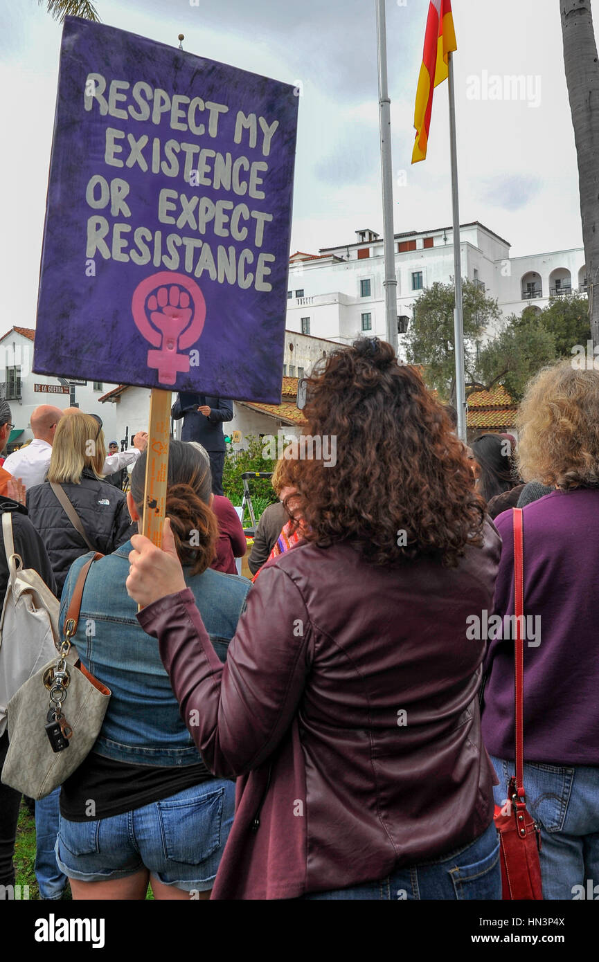 Ein Demonstrator mit einem Schild an einer muslimischen Reiseverbot Anti-Rallye in Santa Barbara, Kalifornien Stockfoto