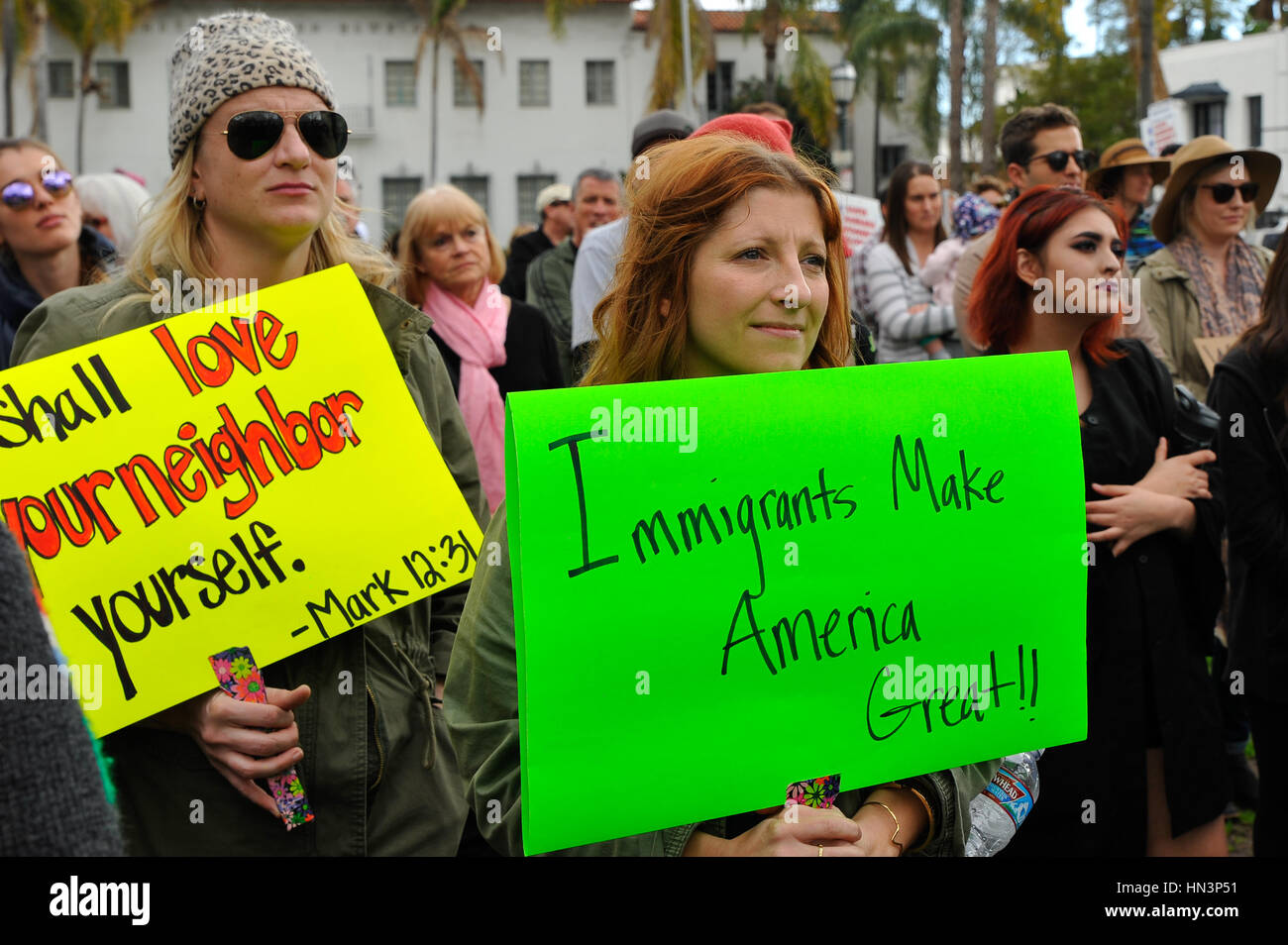 Zeichen der Liebe hält, und Widerstand gegen das Reiseverbot, Demonstranten rally bei einer Anti-muslimischen / Reisen Ban Protest, Santa Barbara, Stockfoto