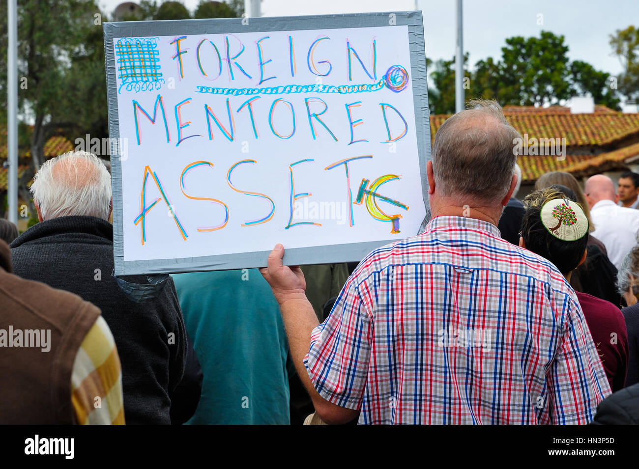 Ein Demonstrator mit einem Schild an einer muslimischen Reiseverbot Anti-Rallye in Santa Barbara, Kalifornien Stockfoto