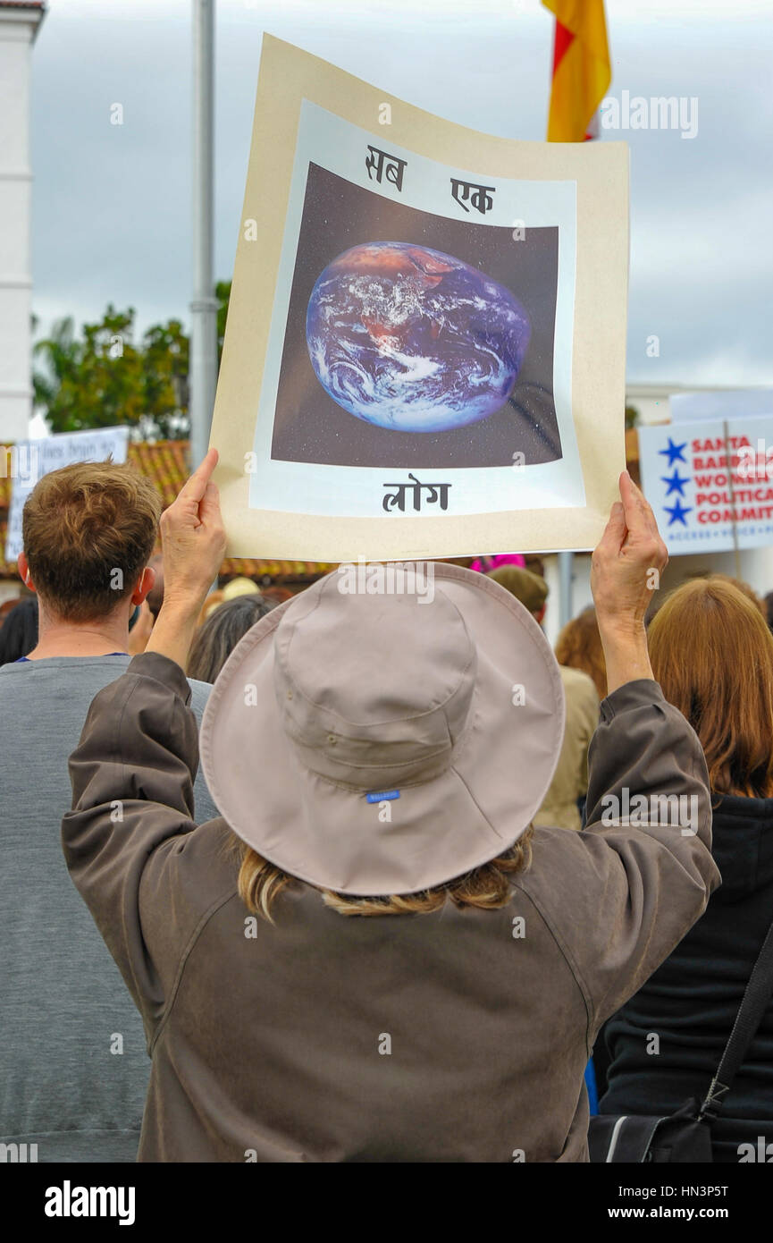 Ein Demonstrator mit einem Schild an einer muslimischen Reiseverbot Anti-Rallye in Santa Barbara, Kalifornien Stockfoto