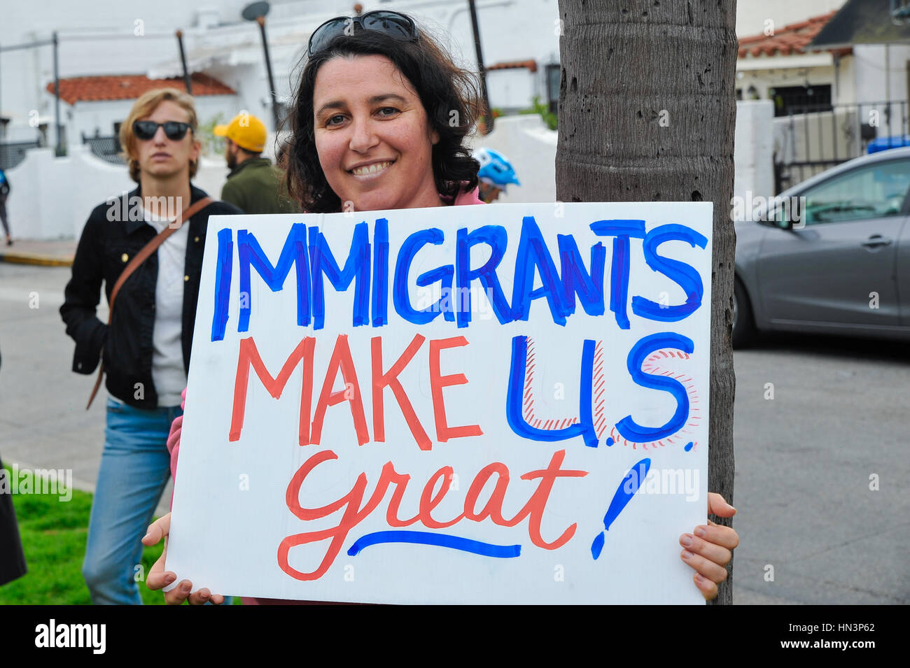 Ein Demonstrator mit einem Schild an einer muslimischen Reiseverbot Anti-Rallye in Santa Barbara, Kalifornien Stockfoto