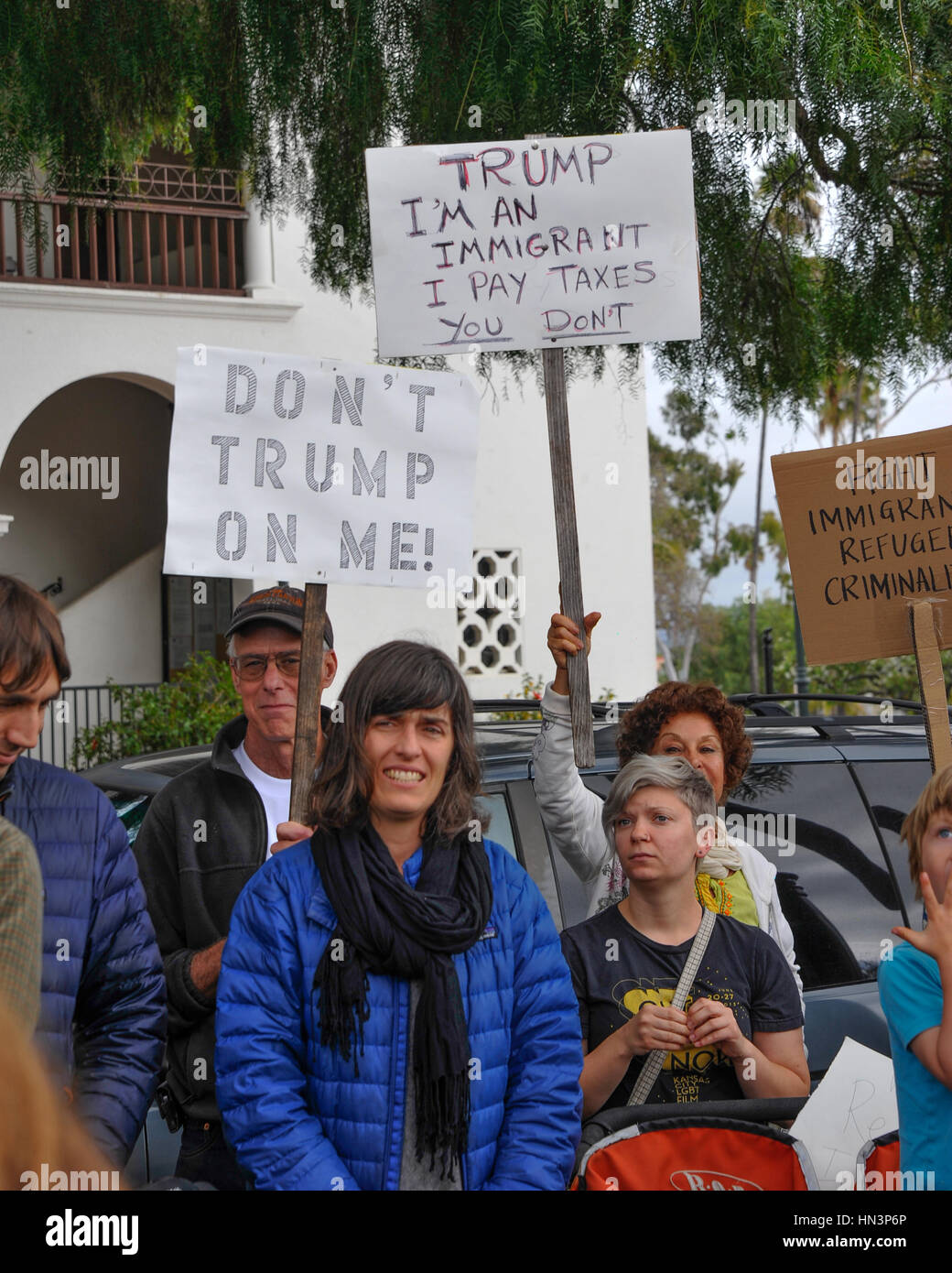 Demonstranten mit einem Schild an einer muslimischen Reiseverbot Anti-Rallye in Santa Barbara, Kalifornien Stockfoto