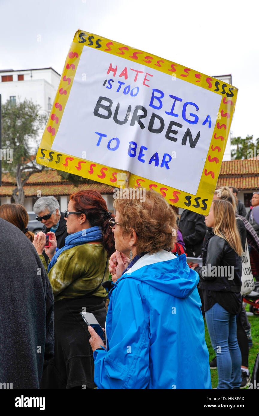 Demonstranten mit einem Schild an einer muslimischen Reiseverbot Anti-Rallye in Santa Barbara, Kalifornien Stockfoto