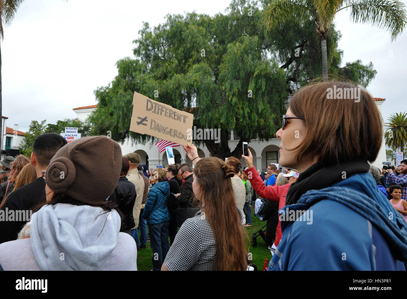 Eine demonstrierende Menge hören Hanna Beth Jackson, CA Senator in einer muslimischen Reiseverbot Anti-Rallye in Santa Barbara, Kalifornien Stockfoto