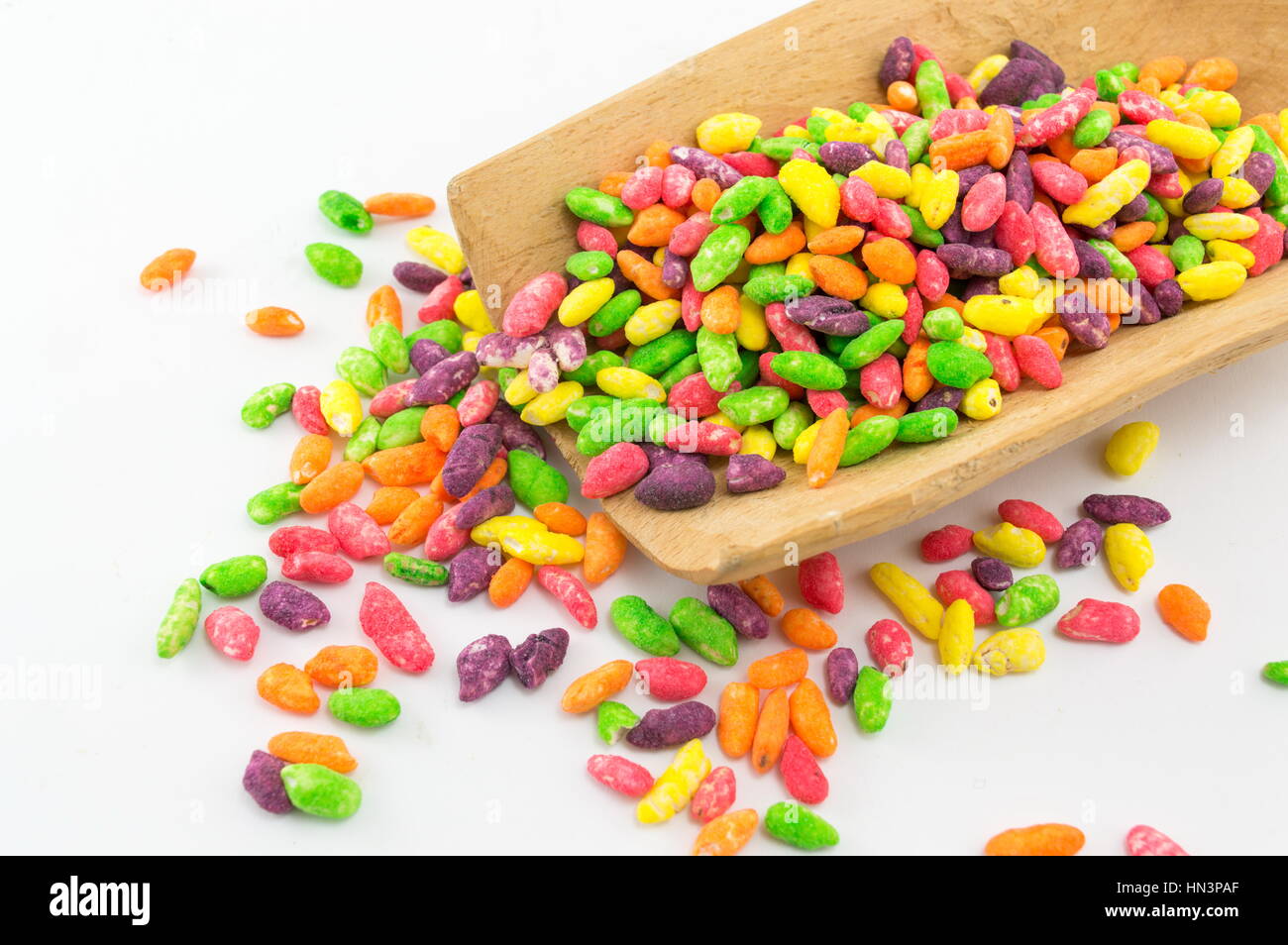 Bunte Bonbons mischen in einem Holzlöffel Stockfoto