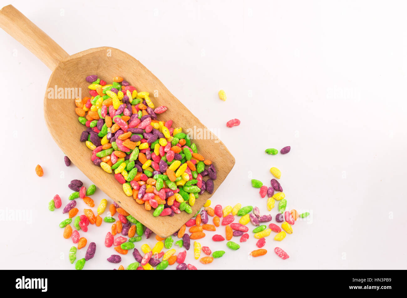 Bunte Bonbons mischen in einem Holzlöffel Stockfoto